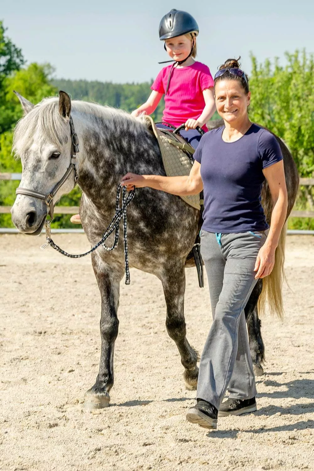 Geführtes Ponyreiten am Thomahof Stolz und glücklich hoch auf dem Pferderücken