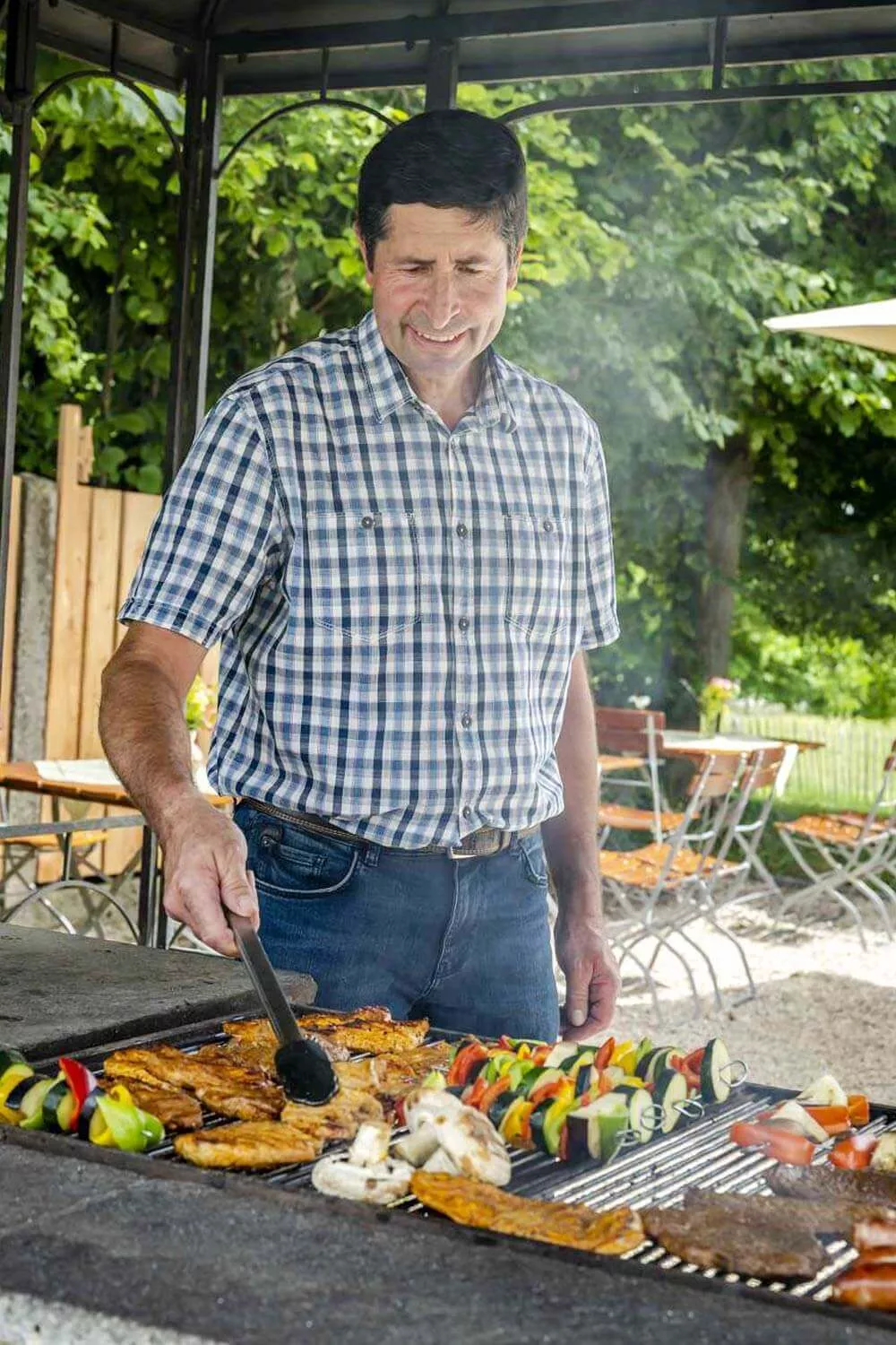 Grillmeister Alois am Thomahof Barbecue im Bauerngarten